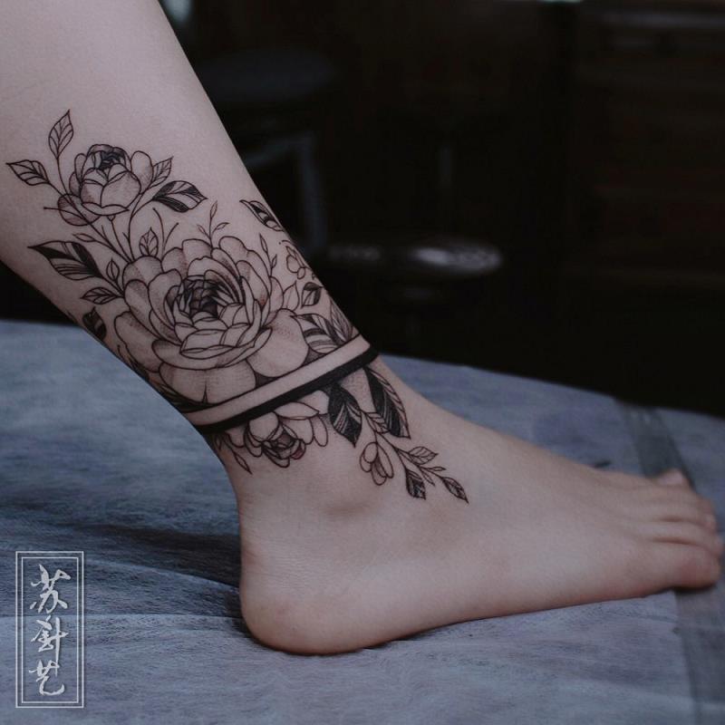 素雅黑灰素花脚踝环纹身