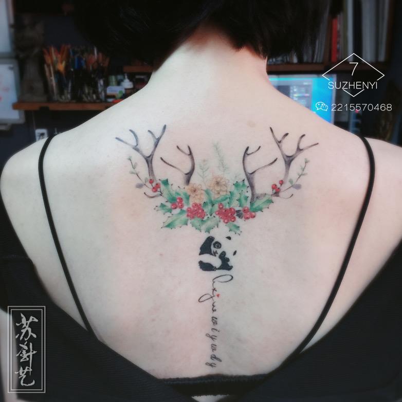 森系鹿角花卉纹身,浆果花叶熊猫组合后背纹身